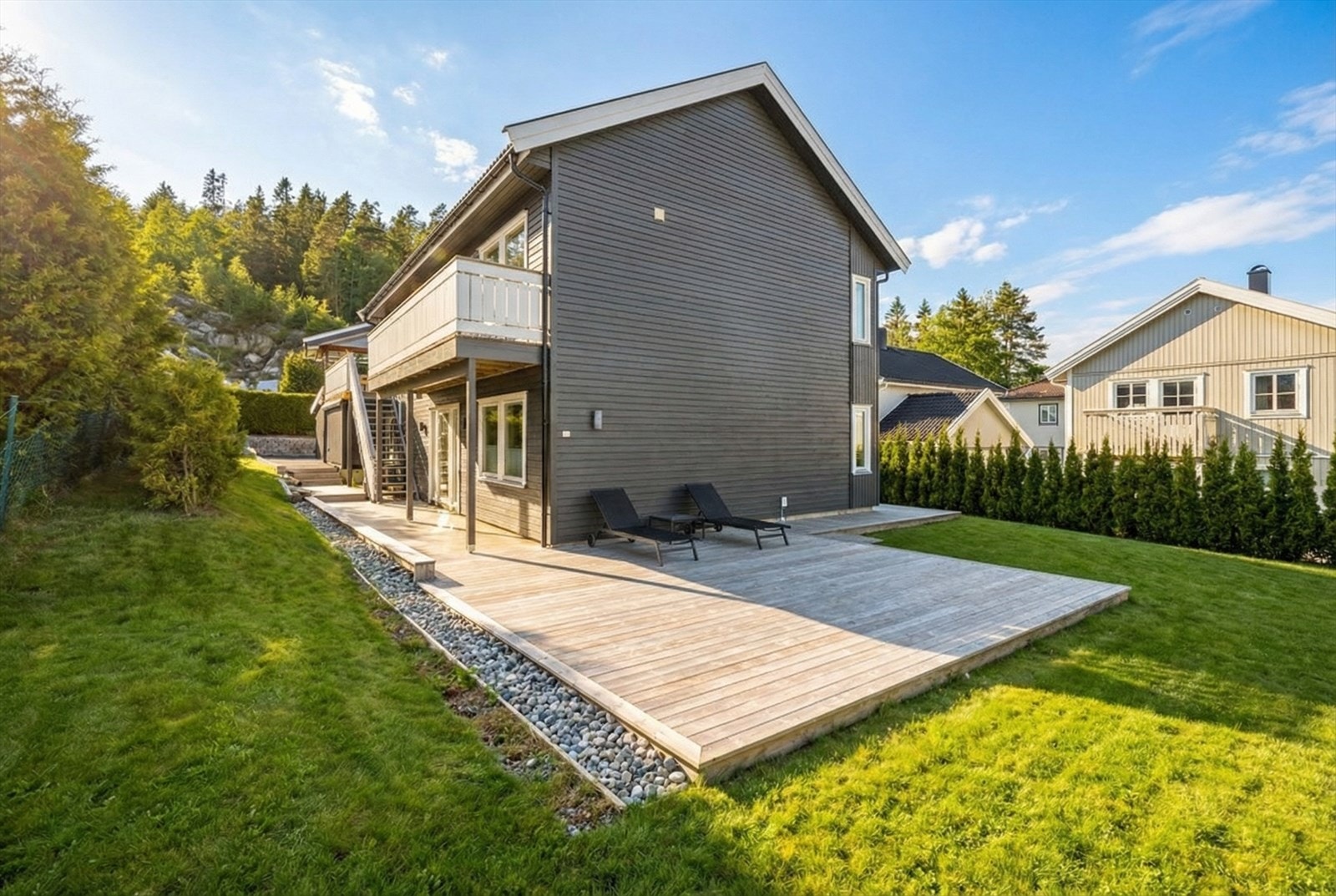 AI redigert bilde av terrasse og hage på sommerstid. Galleribilde