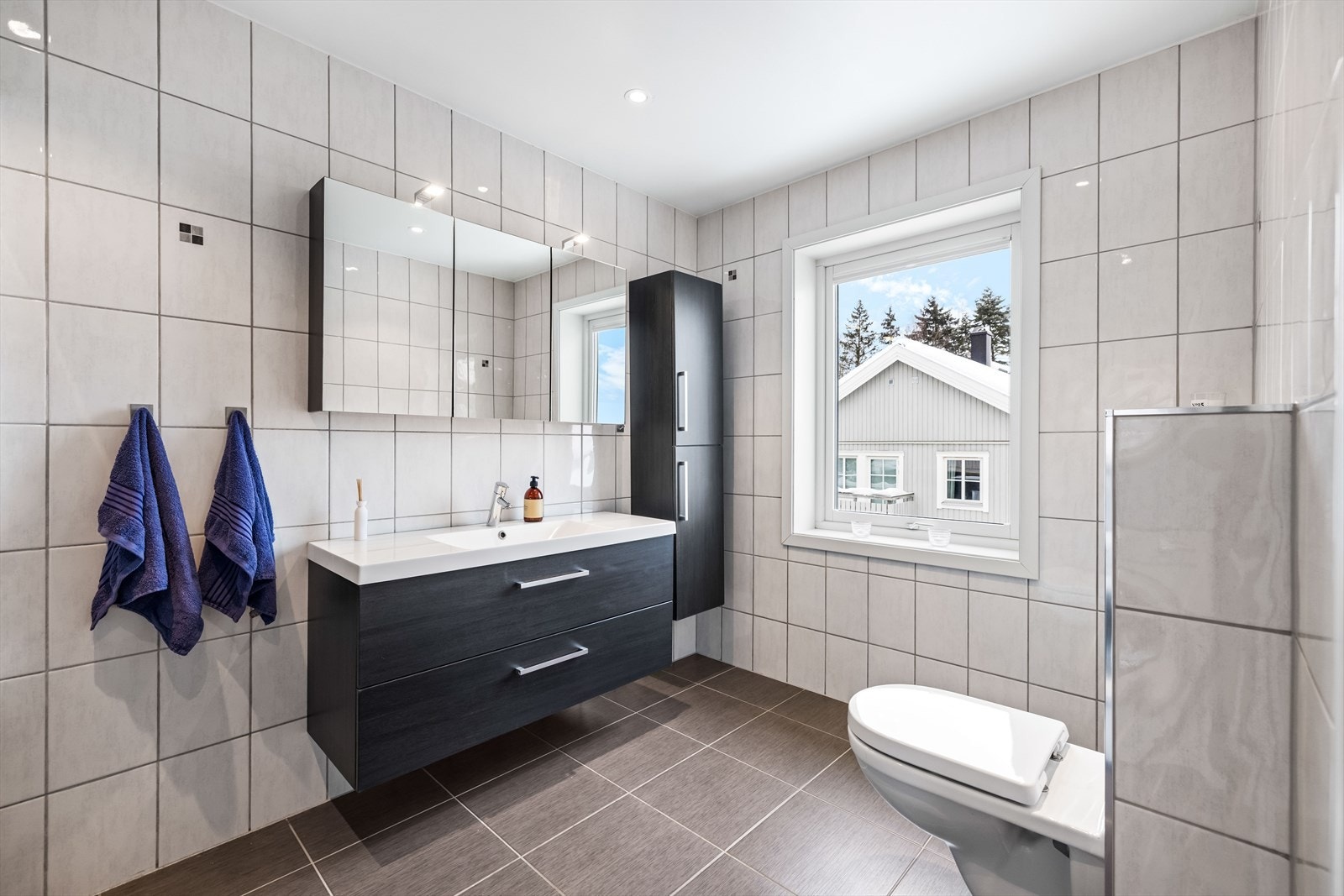 Boligen har to bad, ett i hver etasje. I 1. etasje ligger kombinert bad og vaskerom. Galleribilde