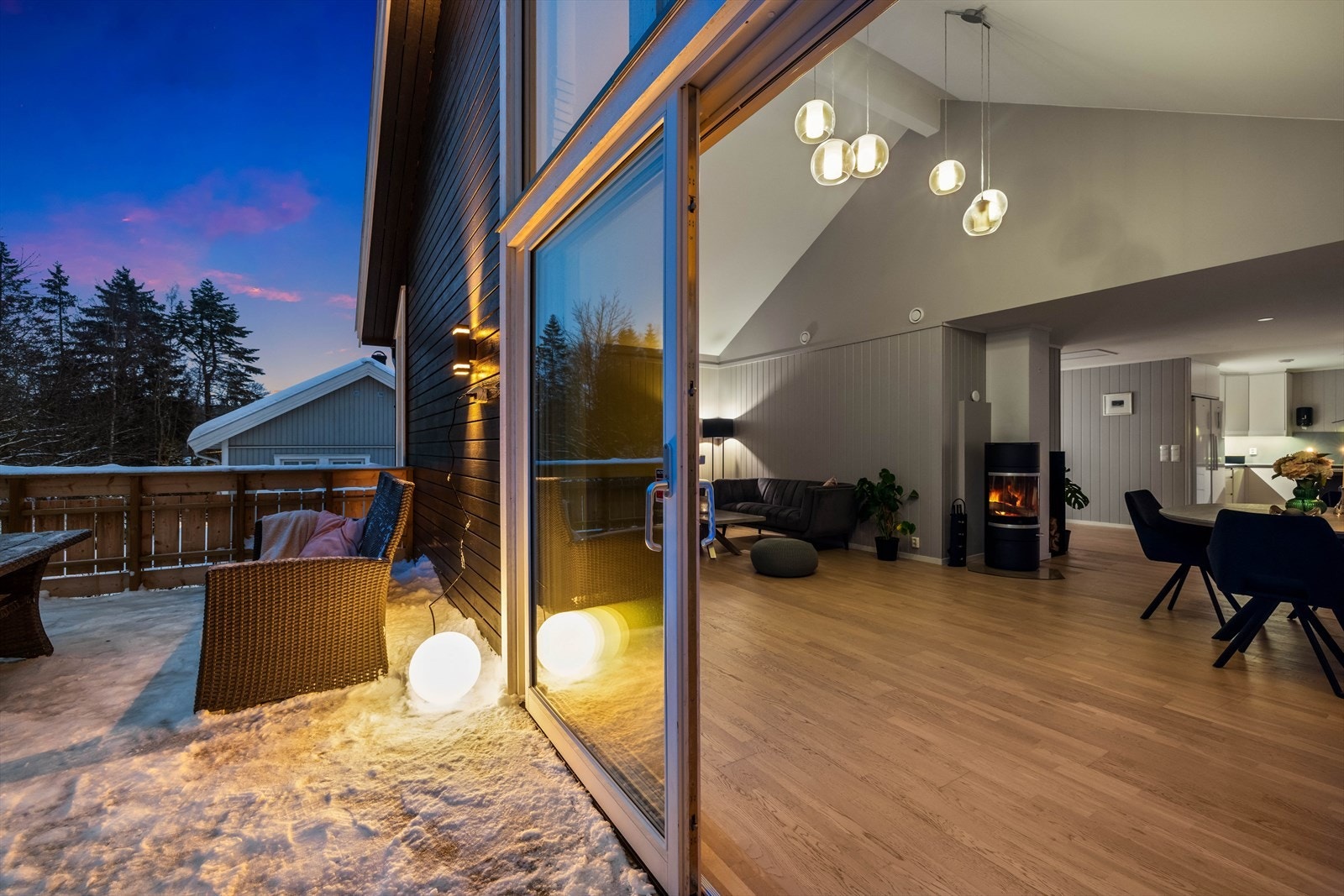 God takhøyde som skaper herlig romfølelse i stuen Galleribilde