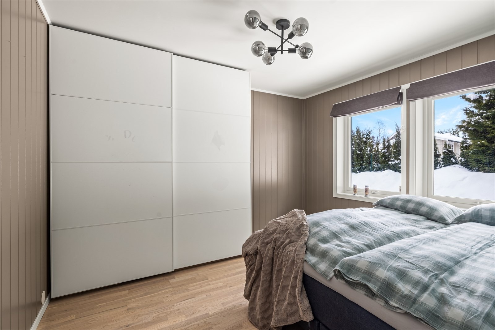 Alle rommene har plass til nødvendig møblement, og det er montert flere garderobeskap som medfølger. Galleribilde