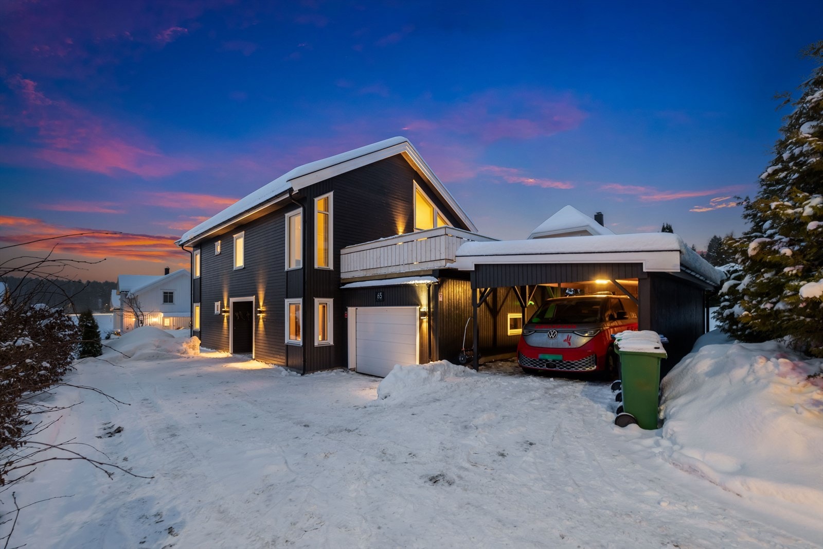 Boligen har både garasje og carport Galleribilde