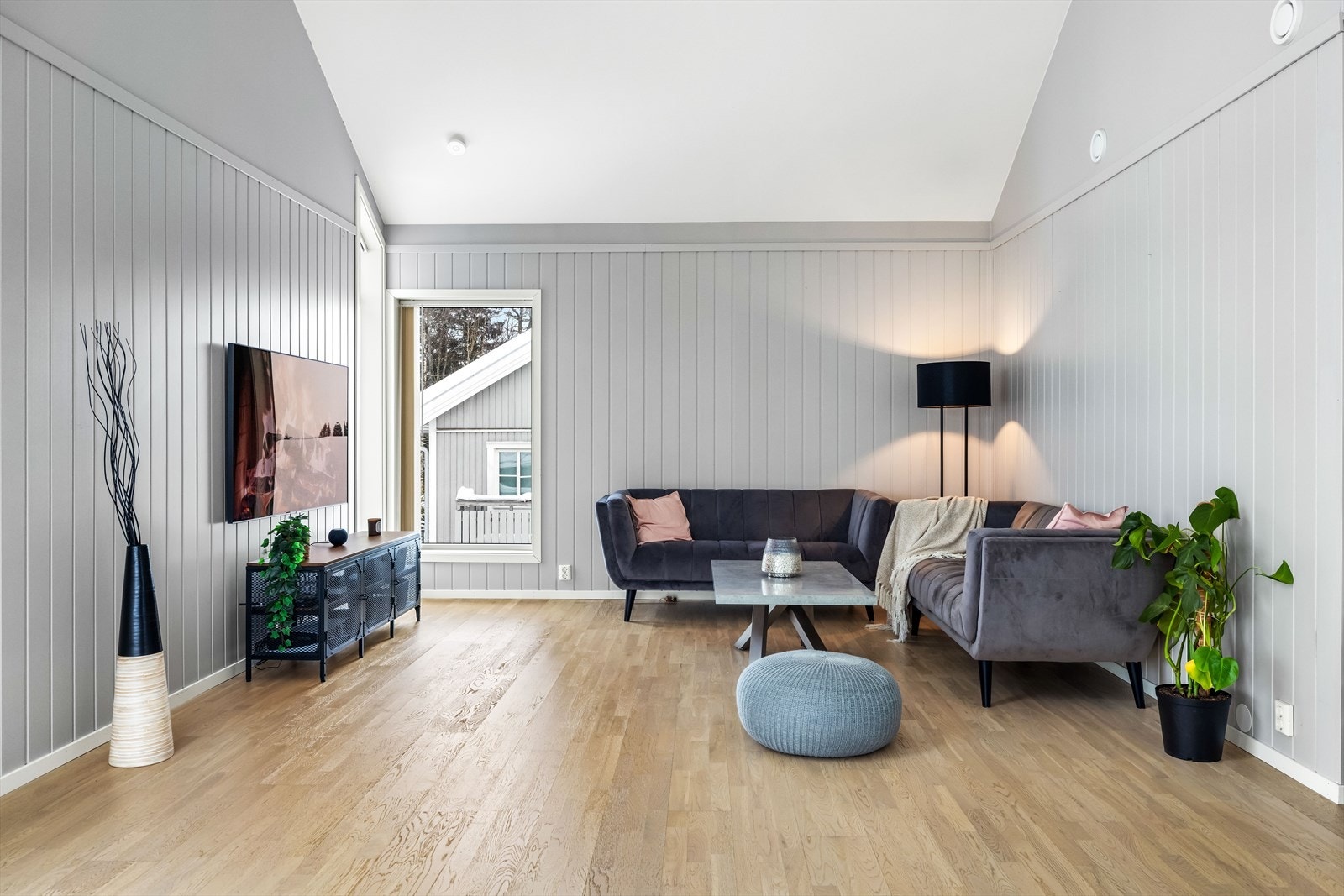 Allrommet har åpen og sosial løsning, og likevel naturlig plass til ulike soner. Galleribilde