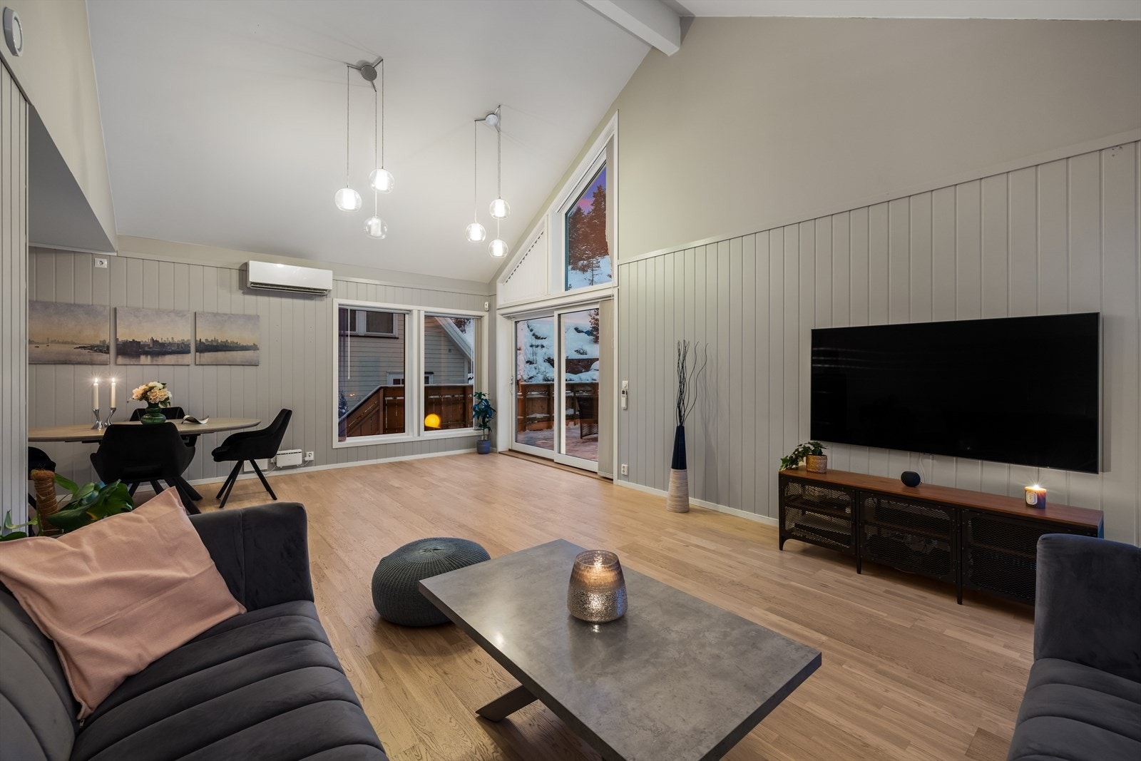 Rommet har gjennomgående parkettgulv og vegger og tak malt i lyse farger. Galleribilde