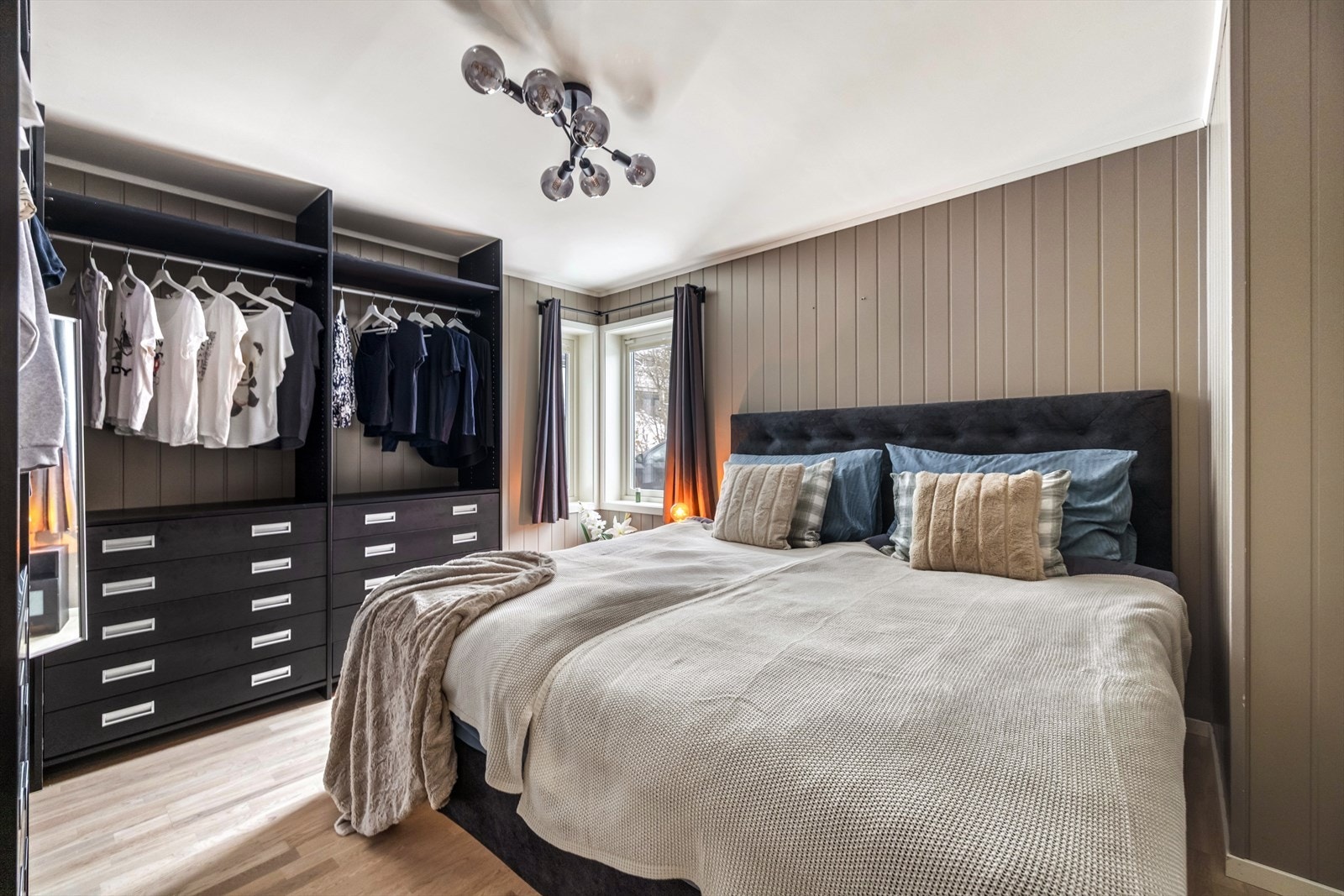 Boligen har totalt 4 soveorm, hvorav ett ligger i 1. etasje. Her har du mulighet til å ha hovedsoverom i eget område, eller soveplass for gjester. Galleribilde