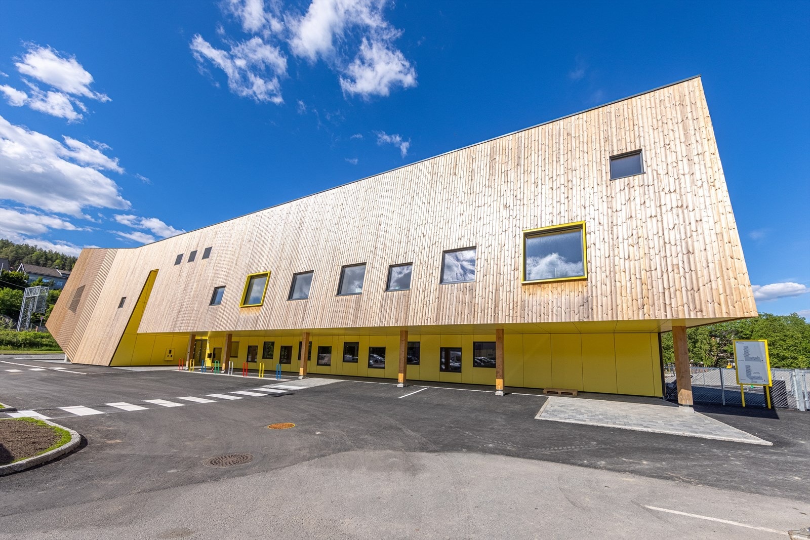 Det er flere barnehager i nærområdet. Her ved Sagelva Barnehage. Galleribilde