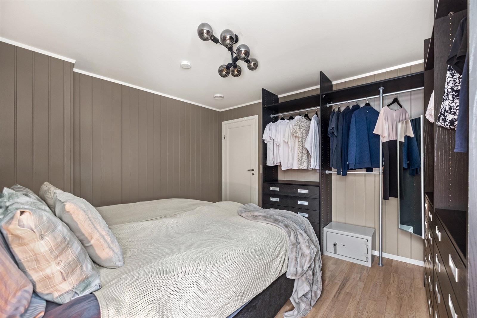 Det er plass til dobbeltseng, og etablert åpen garderobeløsning som medfølger. Galleribilde