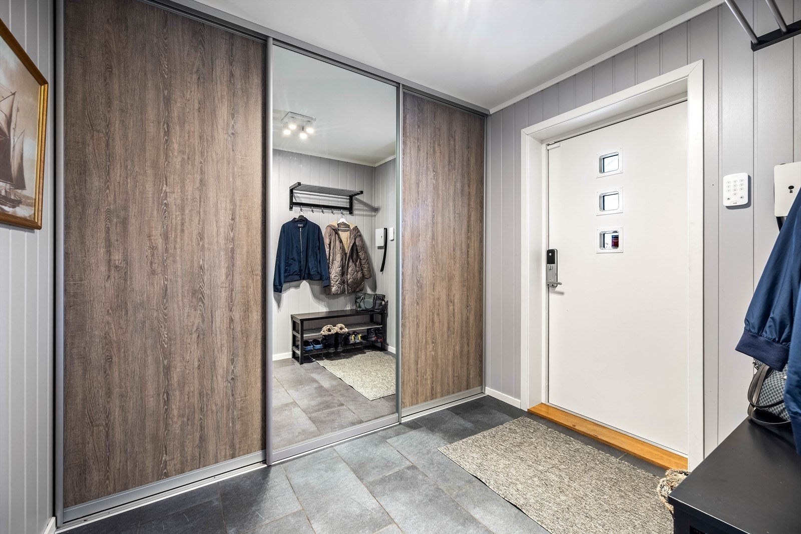 Hyggelig entré med flislagt gulv med varme, og skyvedørsgarderobe med plass til yttertøyet. Galleribilde