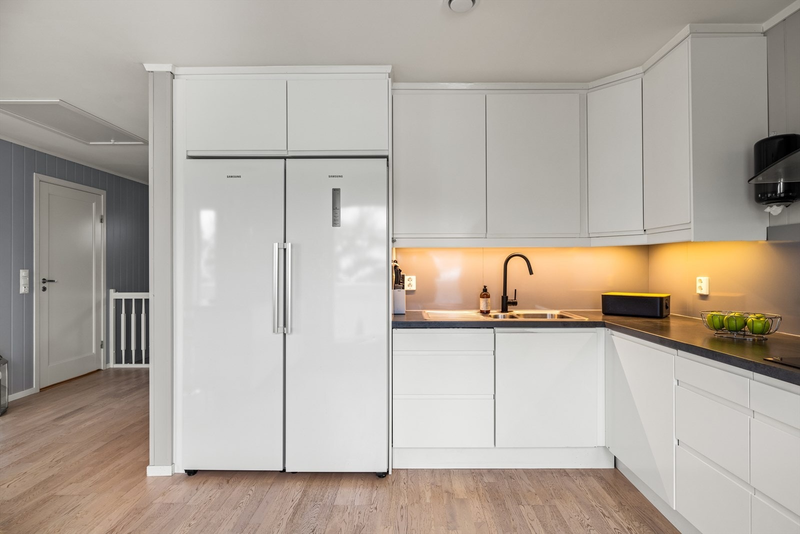 Kjøkkenet har integrerte hvitevarer som medfølger, samt plass til både kjøleskap og fryseskap. Galleribilde