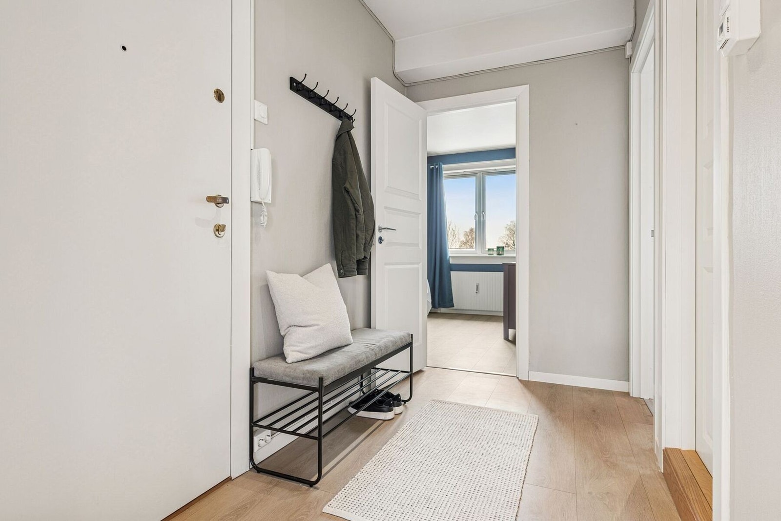 Her er det plass til oppbevaringsløsning for tøy i daglig bruk, samt annet møblement etter eget ønske. Nye innerdører og listverk fra 2025. Galleribilde