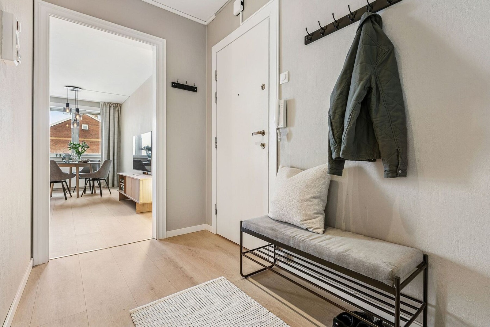 Innvendig møtes du av en lys og romslig entré, som gir en vennlig velkomst inn i boligen. Galleribilde