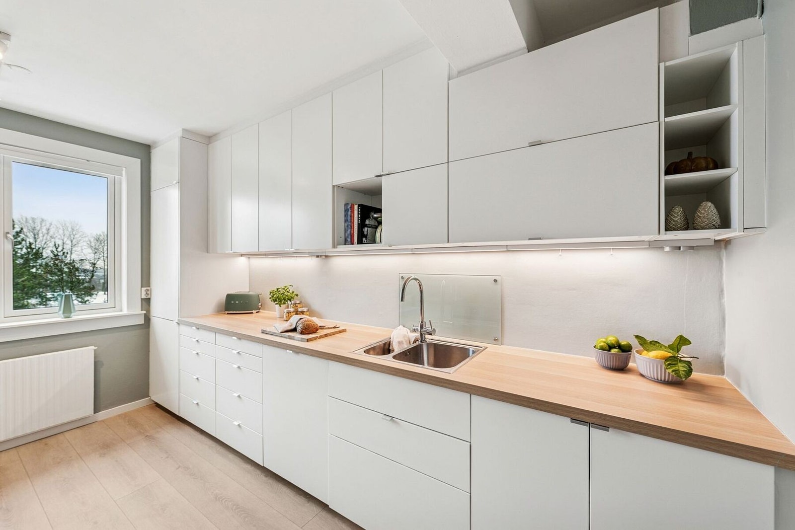 Innredningen er fra Ikea og har tidløse hvite fronter, samt laminat benkeplate. Det er innvendige skuffer i skuffene. Galleribilde