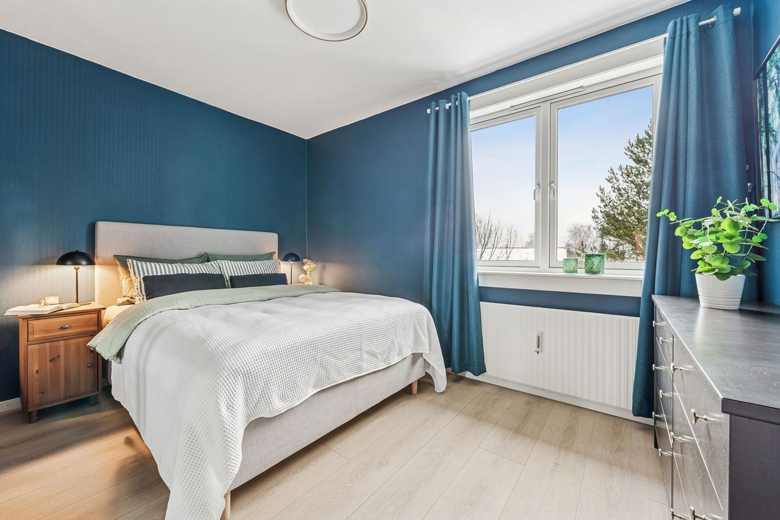 Behagelige og skjermet soverom med fredfullt utsyn mot grønne omgivelser, som gir en god start på dagen. Galleribilde