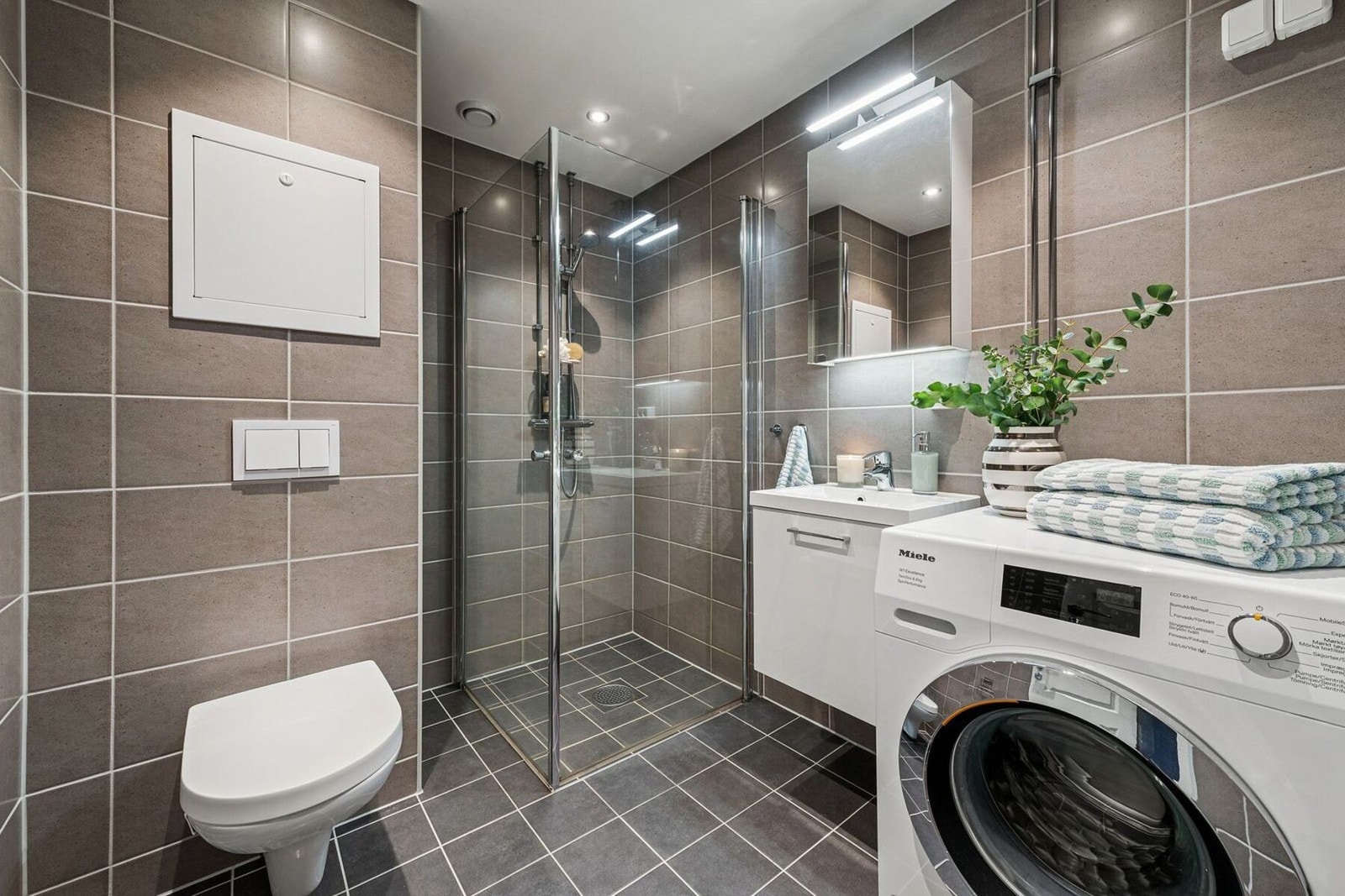 Badet har en moderne utførelse og meget god størrelse, noe du garantert vil sette pris på. Vaskemaskin fra 2024 følger med. Galleribilde