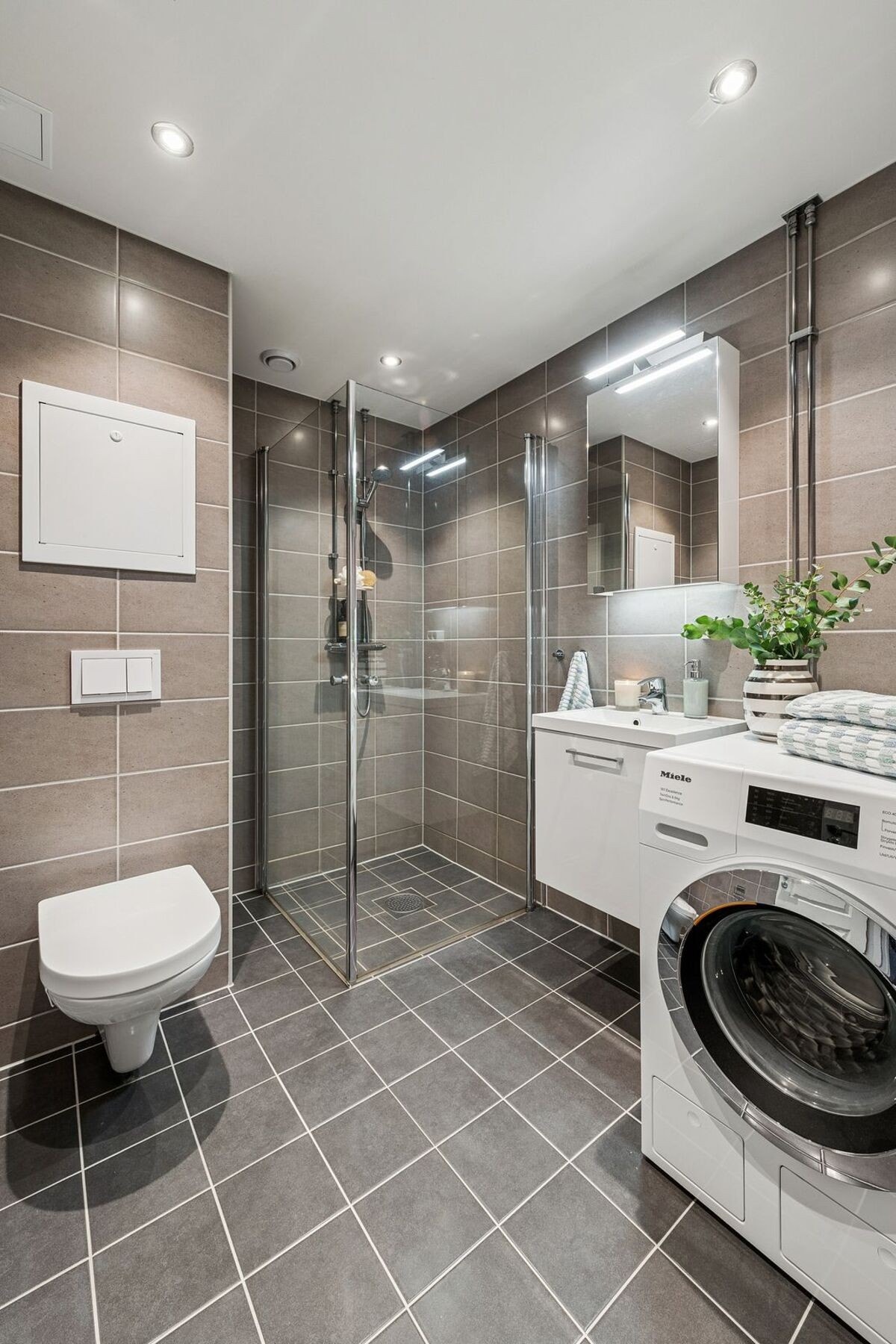 Delikat flislagt bad, rehabilitert i regi av borettslaget i 2018. Badet ligger praktisk tilknyttet entréen med enkel tilgang fra alle rom. Galleribilde