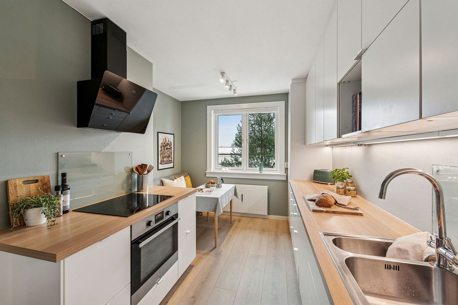 Kjøkkenet har generøs skapplass og gode arbeidsbenker, samt hyggelig plass til spisebord ved vinduet. Galleribilde