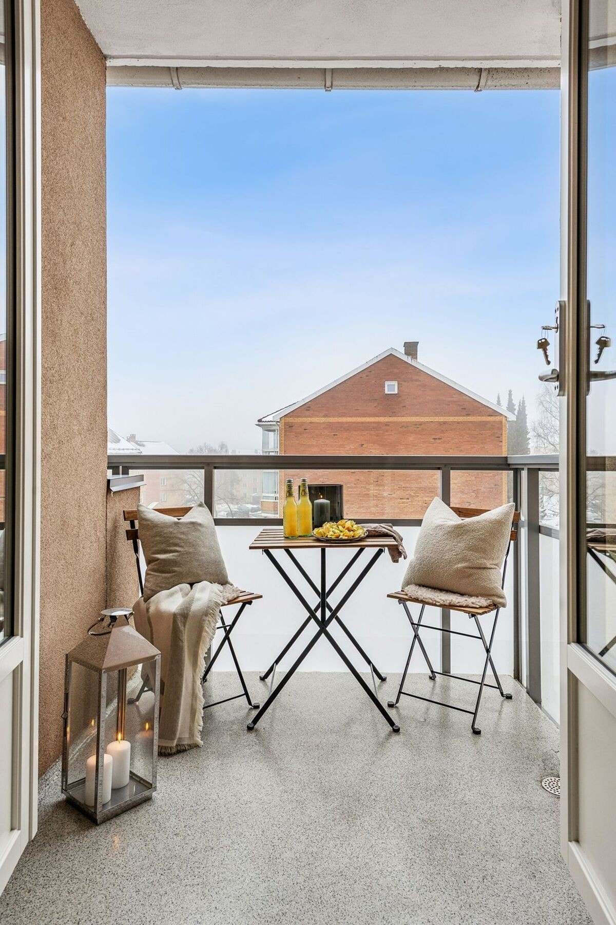 Balkongen er på 3.4 kvm og ligger vendt mot sørvest med nydelige solforhold, hvor du kan følge solen fra ca. kl. 13 og utover kvelden Galleribilde