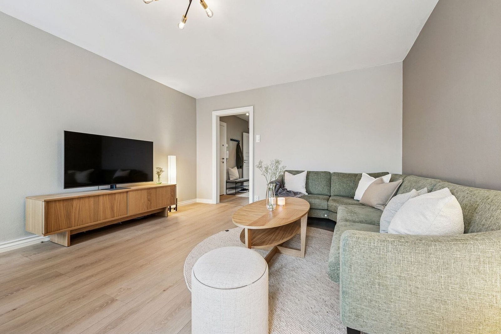 Fyring, kabel-tv og internett er inkludert i felleskostnadene, og boligen har lave strømkostnader. Boligen har nye vinduer fra 2022. Galleribilde