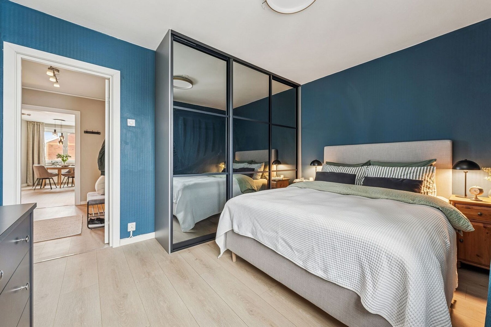 Rommet har nyere garderober med speil og sorte profiler. Innvendig har de skuffer, trådkurver, hyller og hengeinnredning. Galleribilde