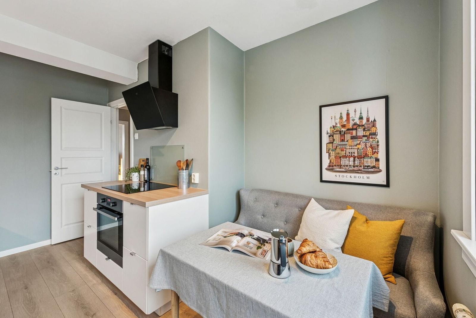 Ventilatoren er fra 2022 og har kullfilter. Det er nye glassplater for beskyttelse av vegg ved platetopp og vask. Galleribilde