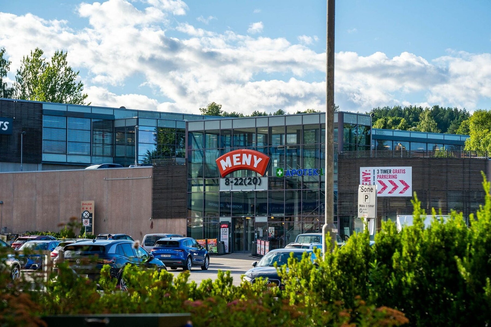 Dagligvarehandelen gjør du enkelt hos Meny og Rema 1000 på Kalbakken, som du når etter ca. 7 minutters gange. Her finner du også apotek og flere restauranter, samt SATS og Fresh Fitness. Galleribilde