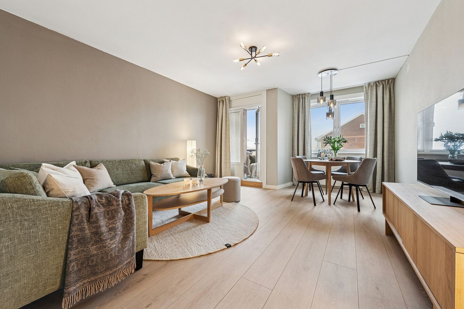 Velkommen til en nydelig, gjennomgående 2-roms toppleilighet med solrik balkong - og attraktiv beliggenhet på Kalbakken, nær marka og alt du trenger. Foto: EFKT Boligfoto Galleribilde