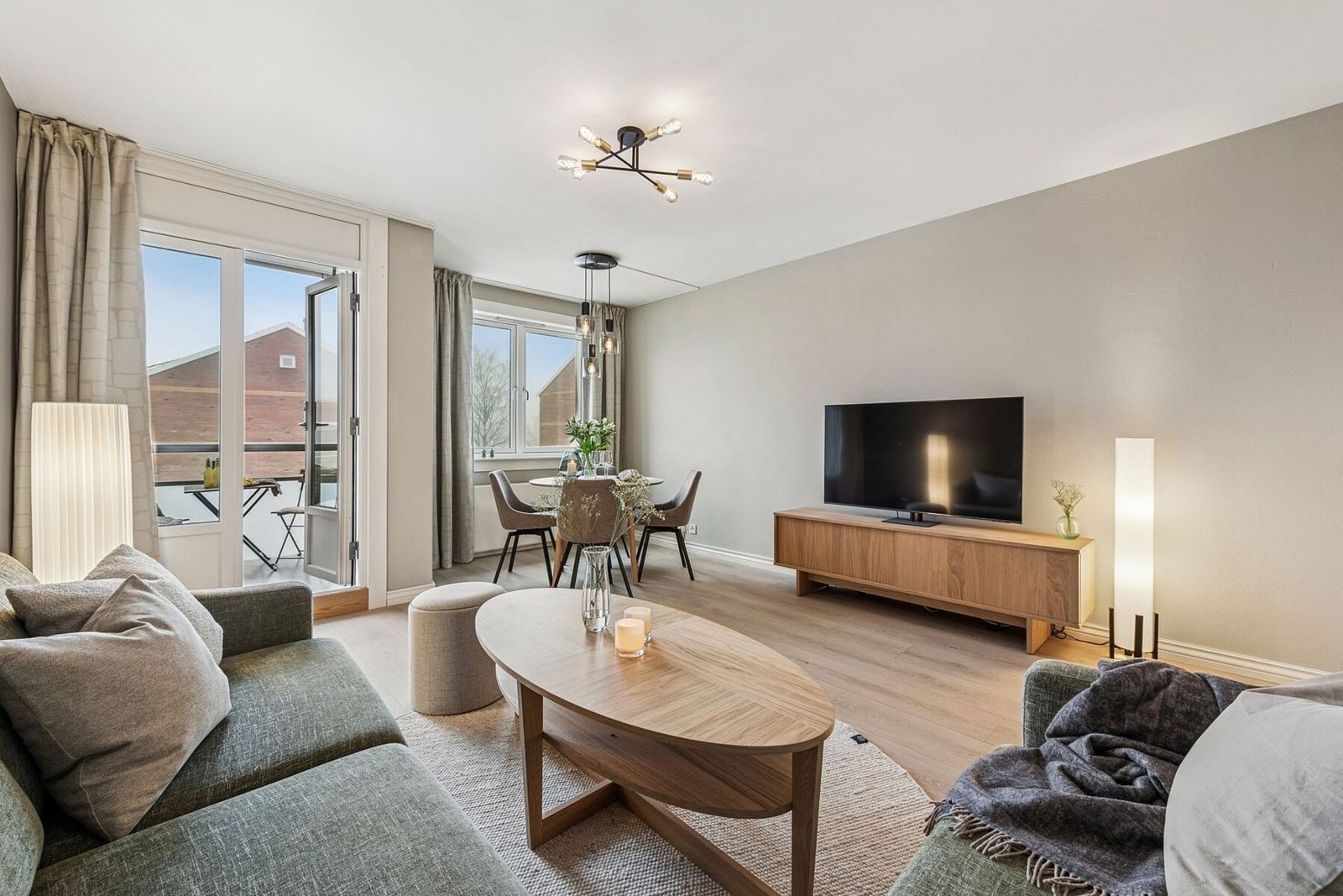 Fine vindusflater slipper inn rikelig med lys, samtidig som leilighetens plassering i 4. etasje gir en privat atmosfære uten innsyn. Galleribilde