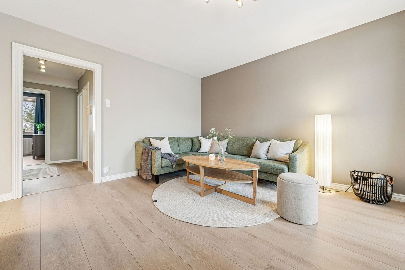 Boligen har nyere gulv i moderne utførelse og delikate fargevalg, som gir et helhetlig og gjennomført uttrykk. Alle vegger og lister er malt i senere tid. Galleribilde