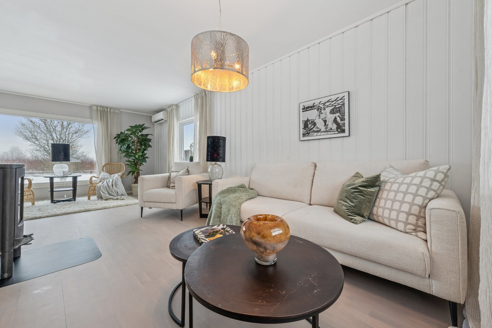 Stuen fremstår lys og trivelig med nøytrale farger som gir et godt utgangspunkt for personlig stil. Galleribilde