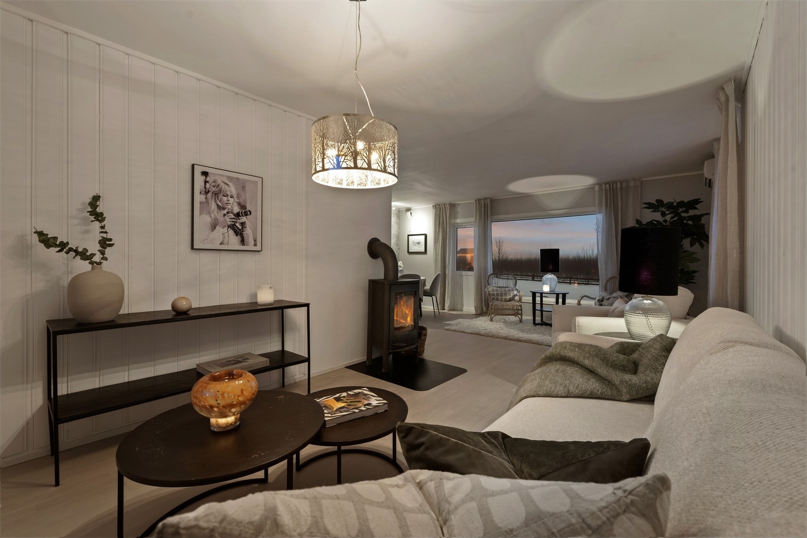 Birkelundvegen 9 er en sjarmerende enebolig med landlig beliggenhet og gode solforhold. Galleribilde