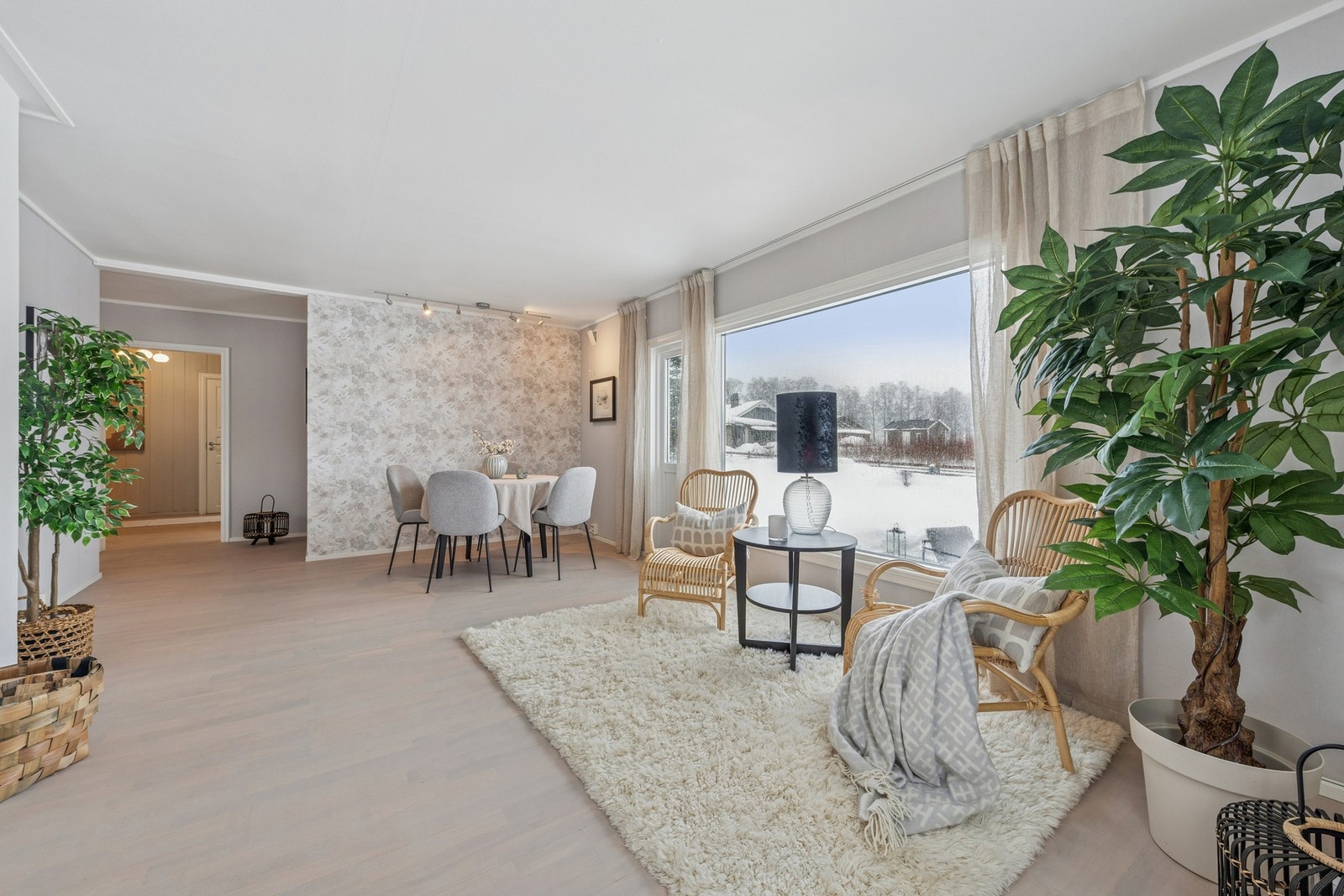 Store vinduer gir godt med lysinnslipp og fin kontakt med uteområdene. Galleribilde