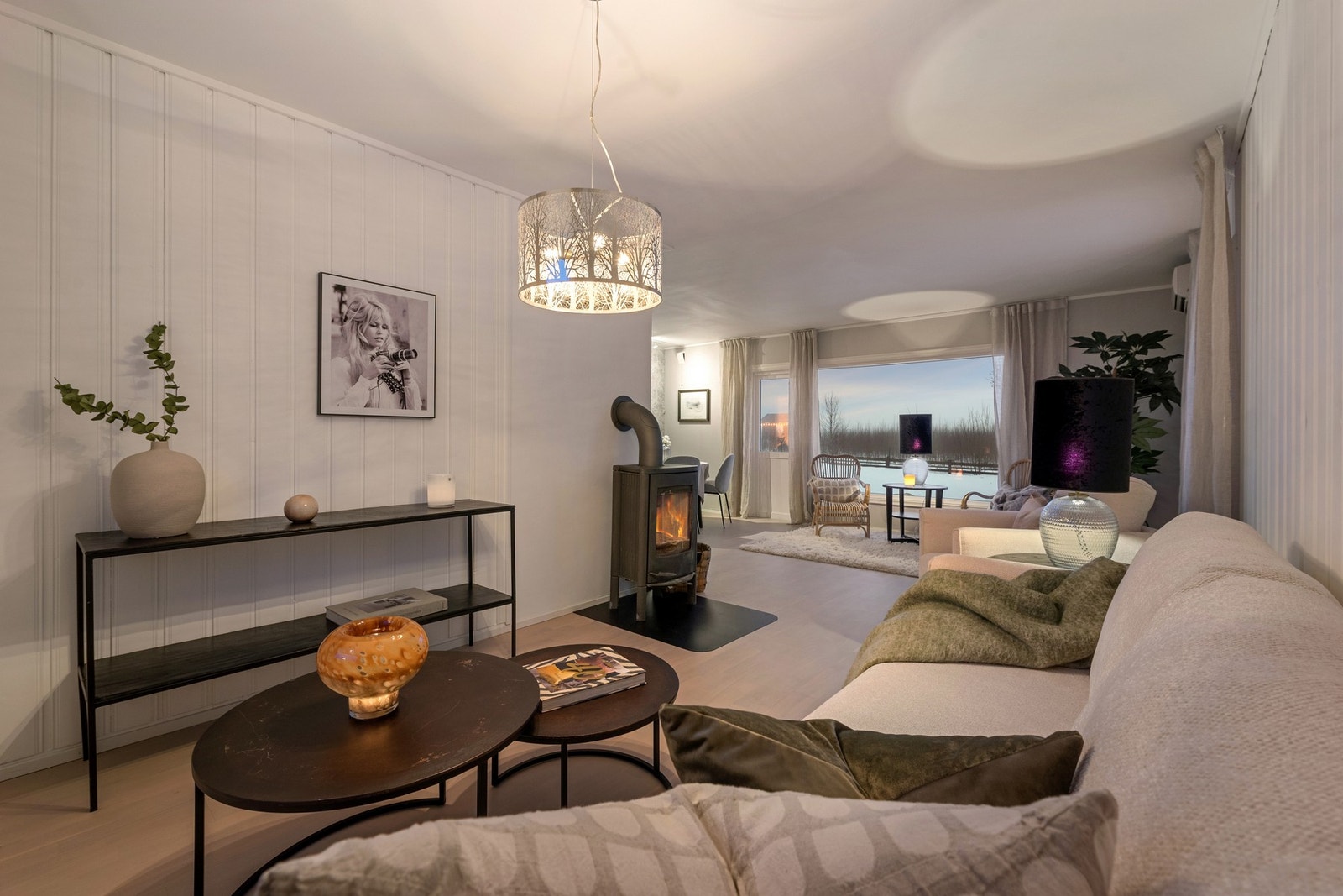 Lys og romslig stue med store vindusflater som slipper inn rikelig med naturlig lys og gir en luftig romfølelse. Galleribilde