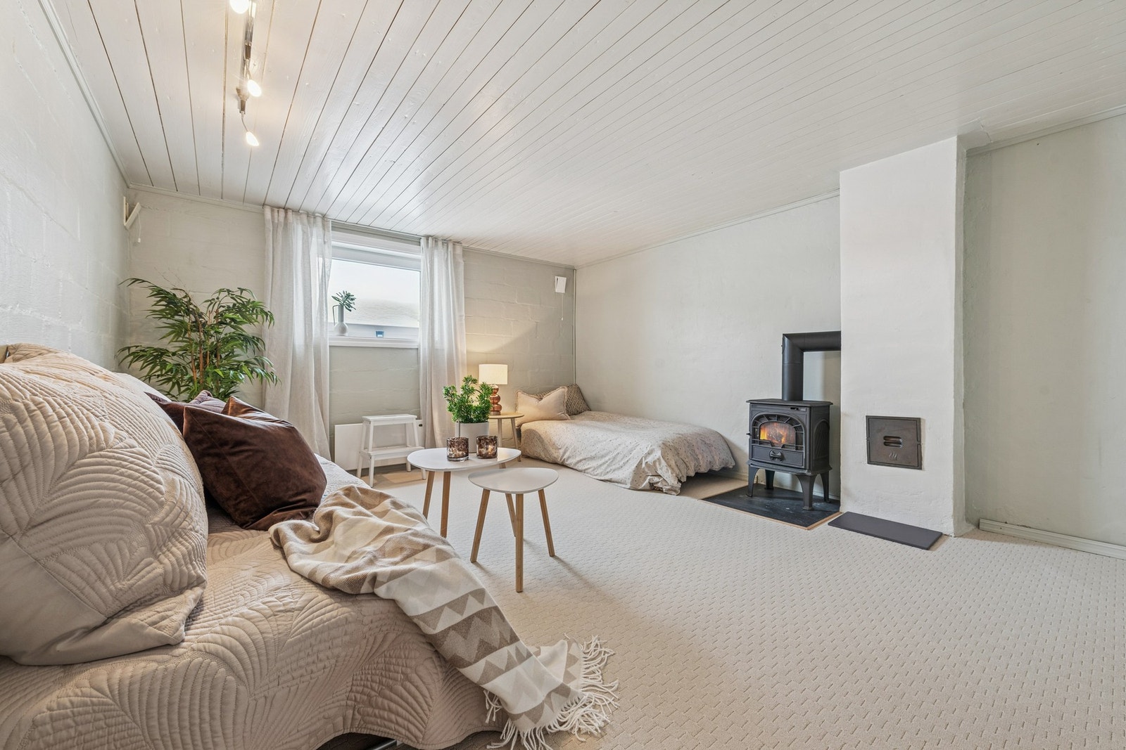 Romslig kjellerstue med flere bruksmuligheter - perfekt som TV-stue, gjesterom eller hobbyrom. Galleribilde