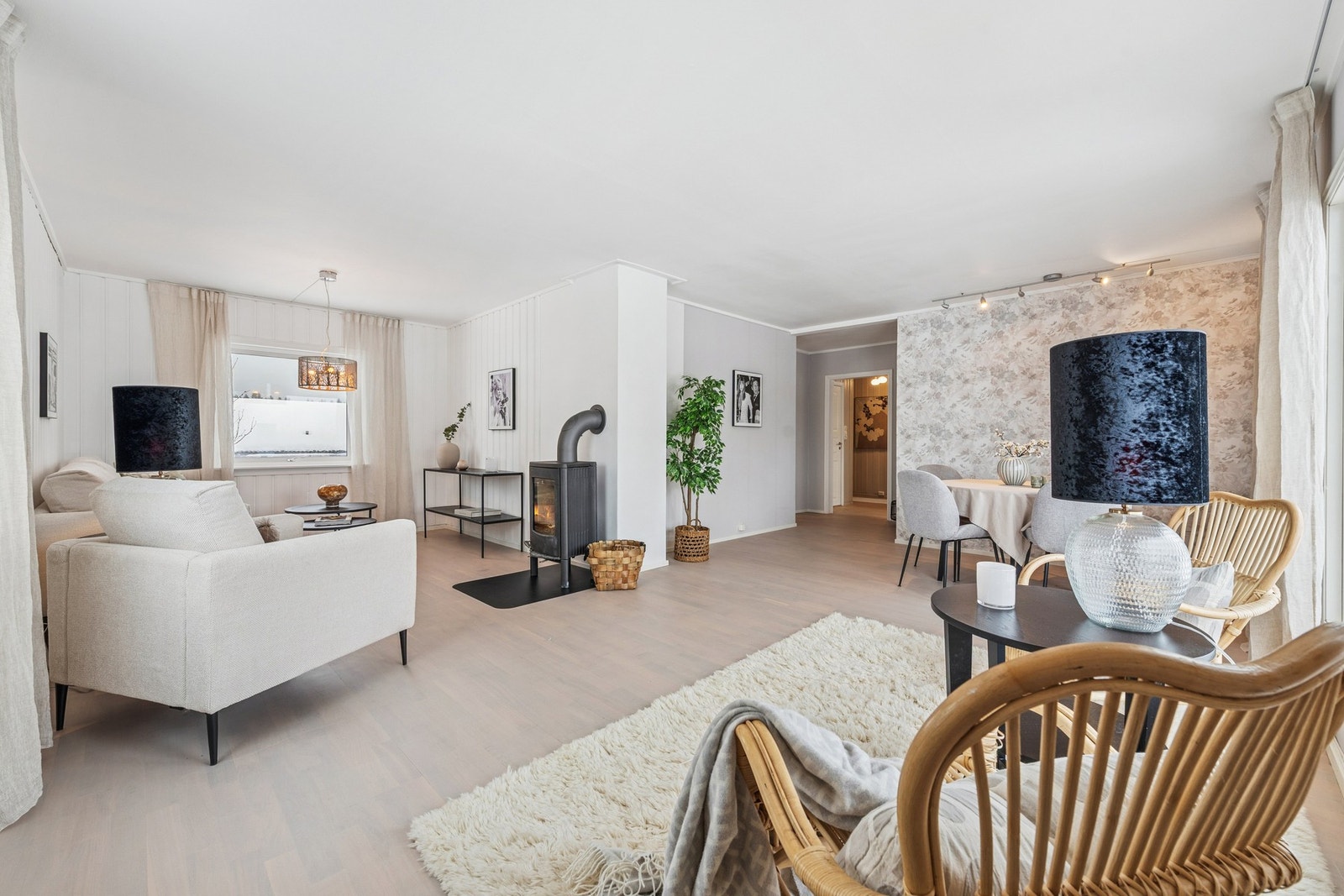 God plass til flere møbleringssoner - perfekt for både sofagruppe og lesehjørne. Galleribilde