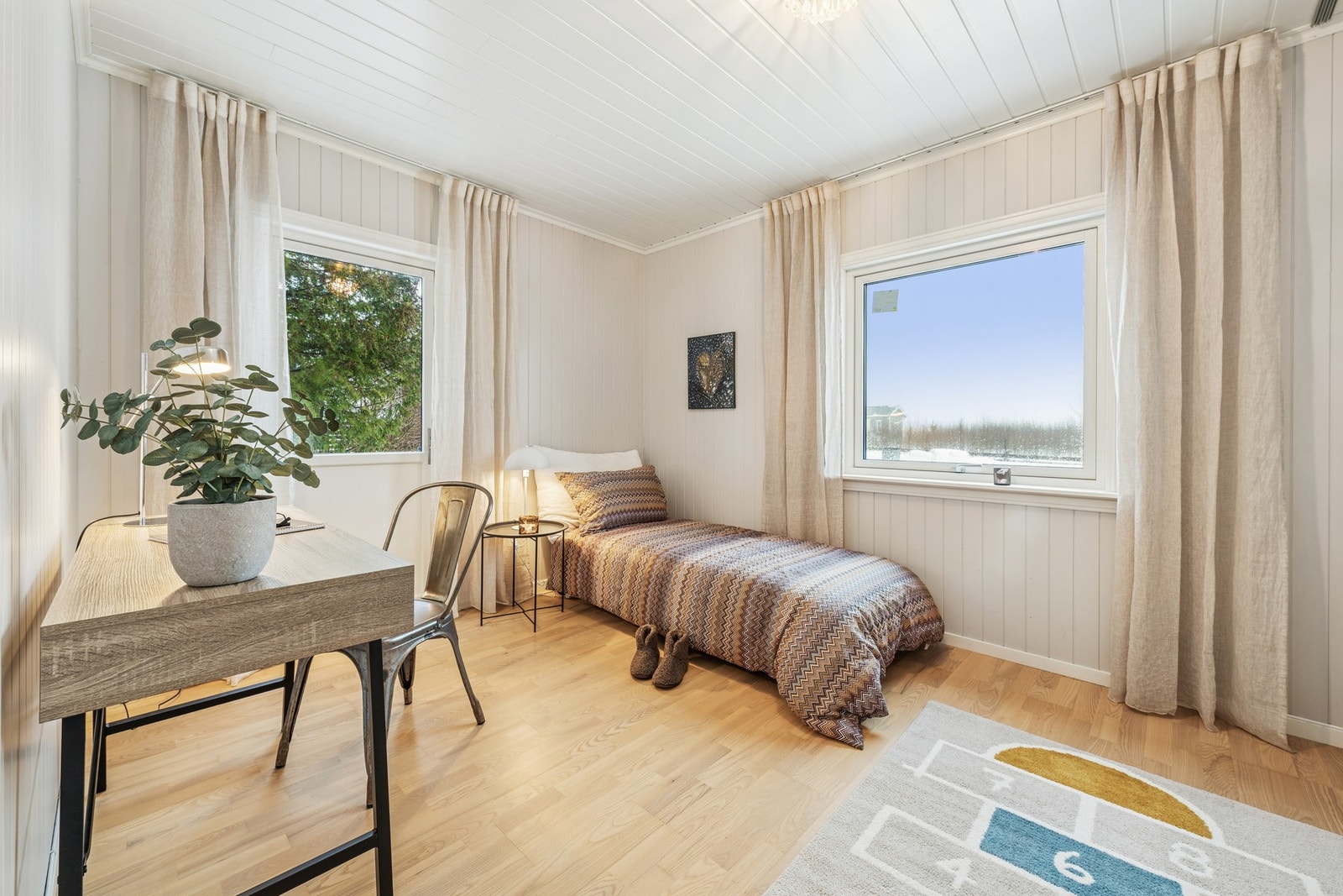 Soverommet har god plass til dobbelt seng og garderobeløsning for oppbevaring. Galleribilde