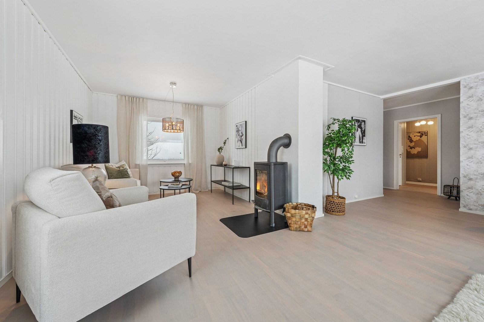 Innbydende oppholdsrom med vedovn som skaper en lun og hyggelig atmosfære på kjølige dager Galleribilde