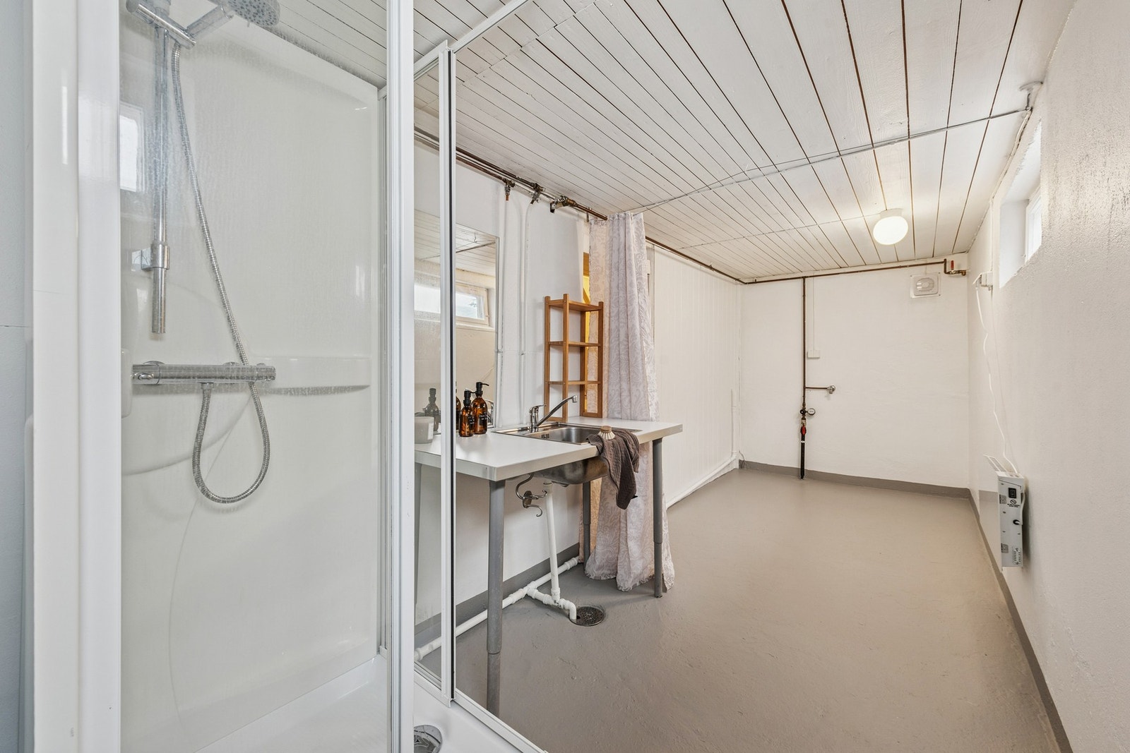 Kombinert bad og vaskerom med praktiske bruksmuligheter.
Her er det opplegg for vaskemaskin og tørketrommel. Galleribilde