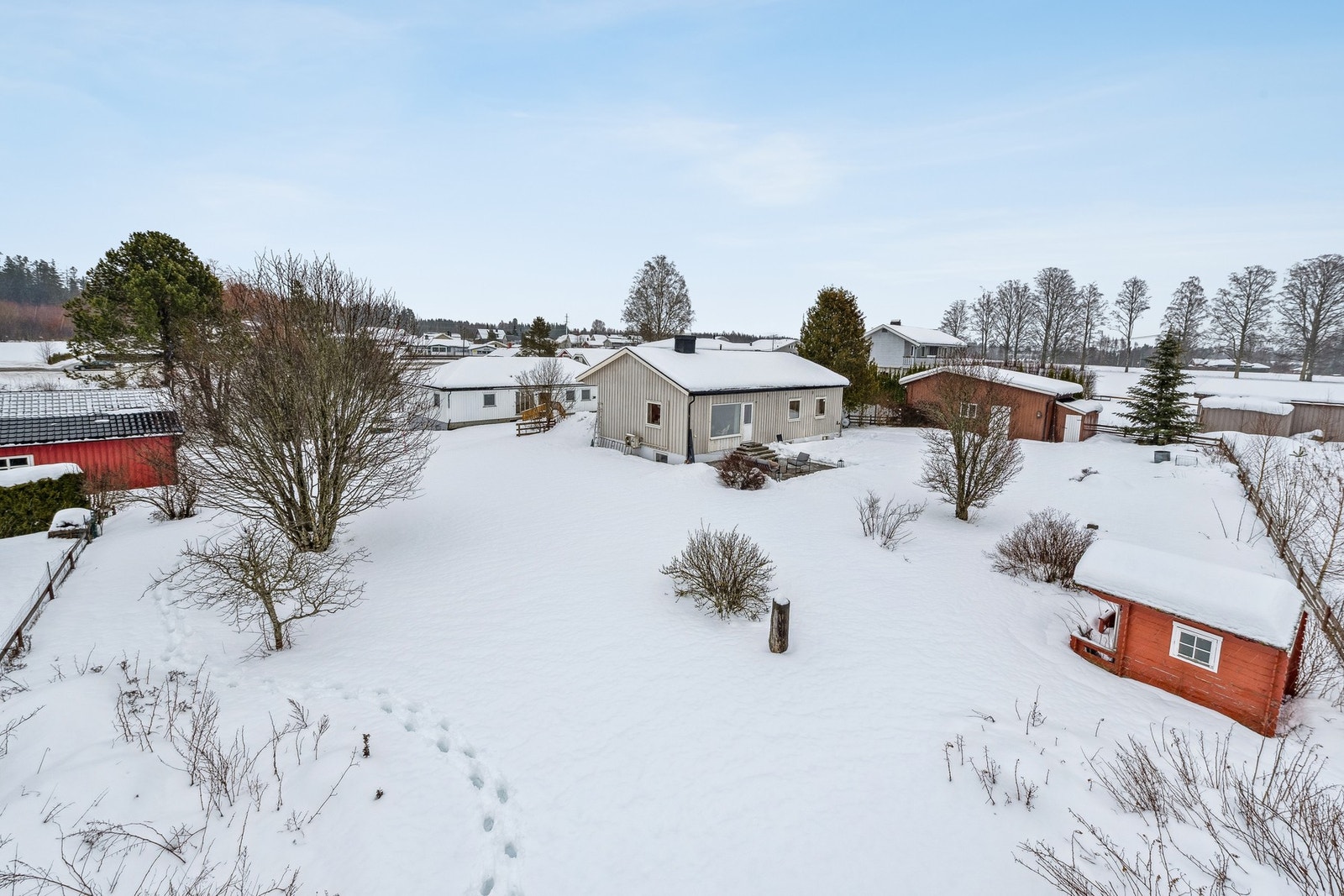 Eiendommen har en dobbeltgarasje med snekkerbod og vedbod med stor takhøyde. Galleribilde