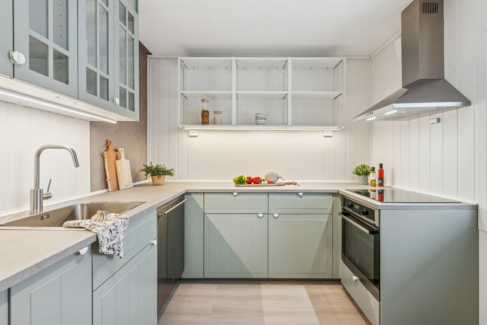 Moderne og stilrent kjøkken oppgradert i 2025 med gode løsninger for en effektiv hverdag. Galleribilde