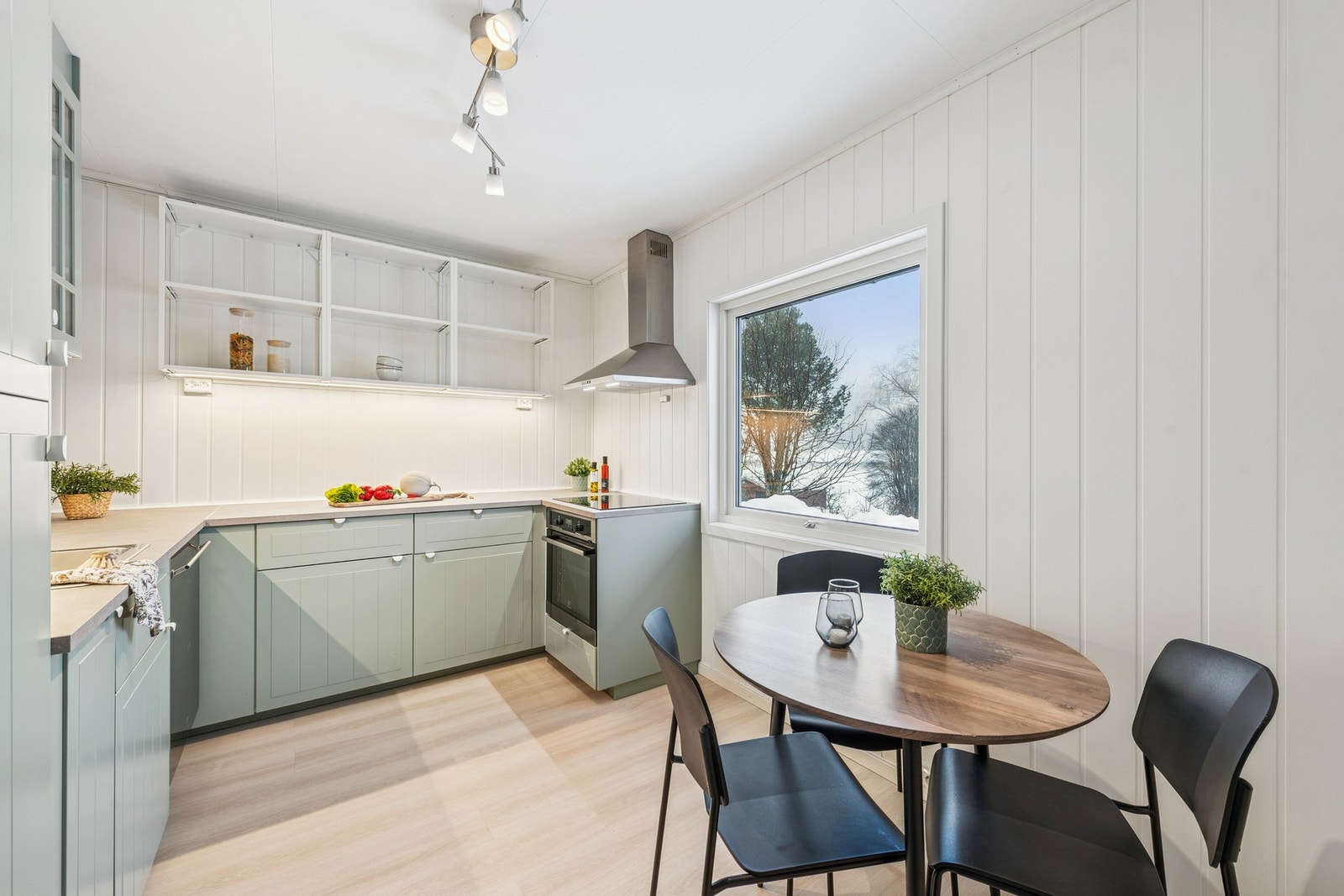 Tidsriktige, profilerte fronter kombinert med slitesterk laminat benkeplate. Galleribilde