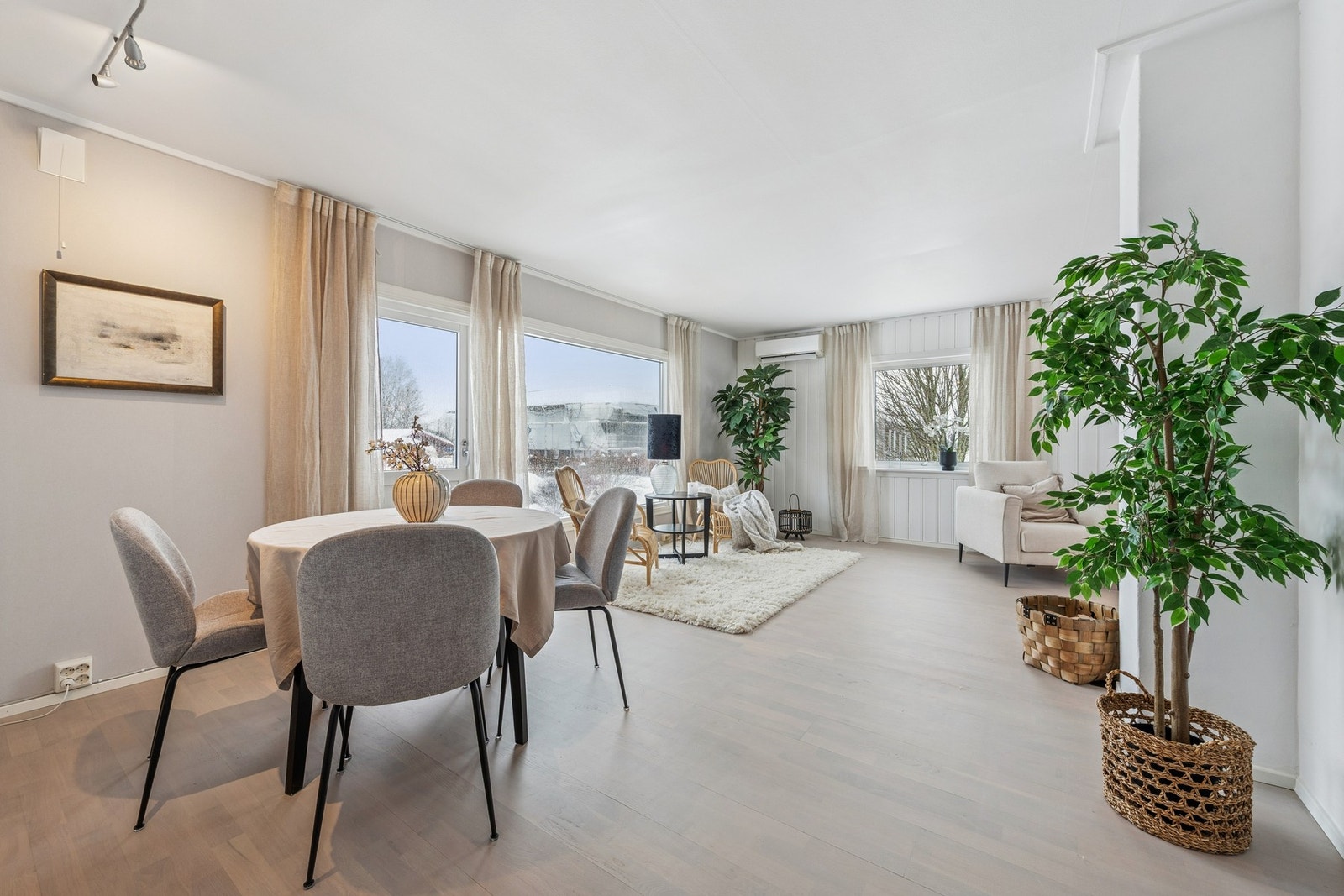 Åpen stue- og spisestueløsning som legger til rette for både hverdagsliv og sosiale sammenkomster. Galleribilde