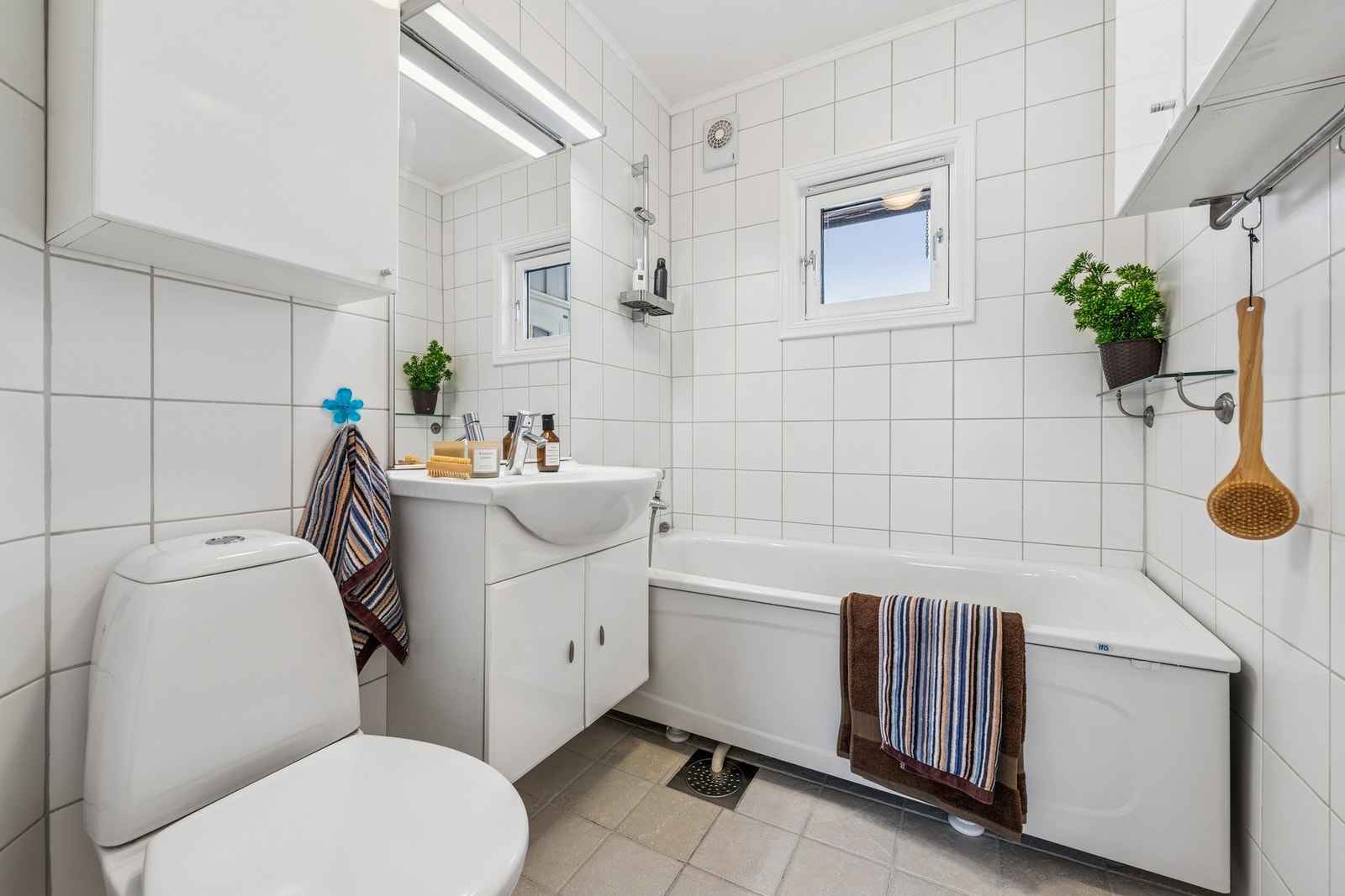 Baderommet er fra 2008 med servantinnredning, toalett, badekar og elektrisk gulvvarme. Galleribilde