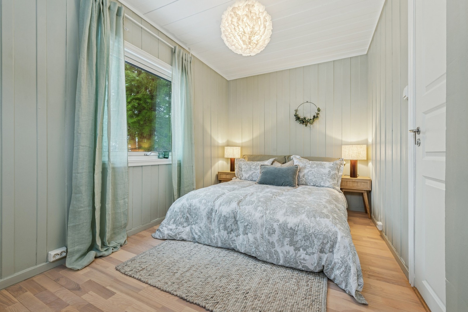 Hovedsoverom med god plass til dobbeltseng og tilhørende møblering. Ved soverommet er det dør ut til hage/kaffekrok. Galleribilde