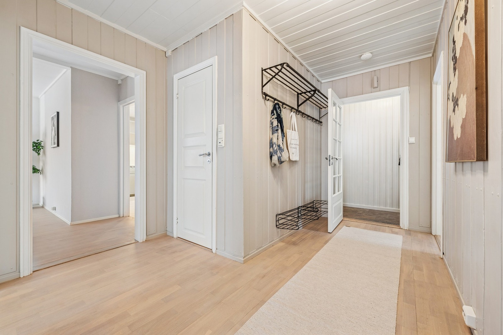 Funksjonelt inngangsparti med gode muligheter for garderobeløsning. Galleribilde