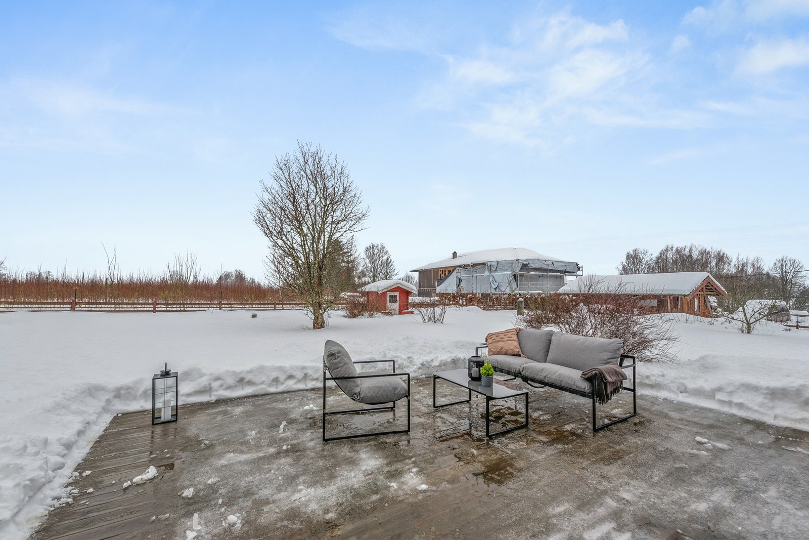 Med adkomst fra stuen kommer du til boligens uteområde. Galleribilde