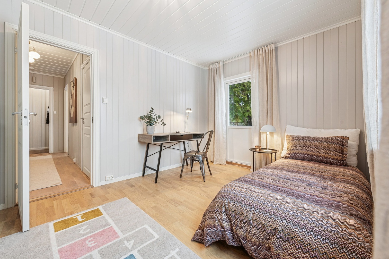 Soverom 2 er lyst og rolig med behagelig atmosfære og naturlig lysinnslipp. Galleribilde