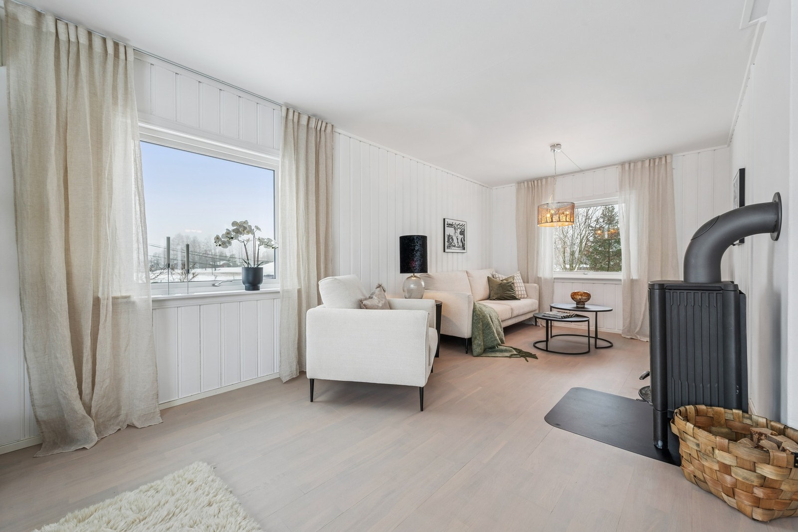 Stuen har store vindusflater som slipper inn rikelig med dagslys og gir en luftig og behagelig atmosfære. Galleribilde