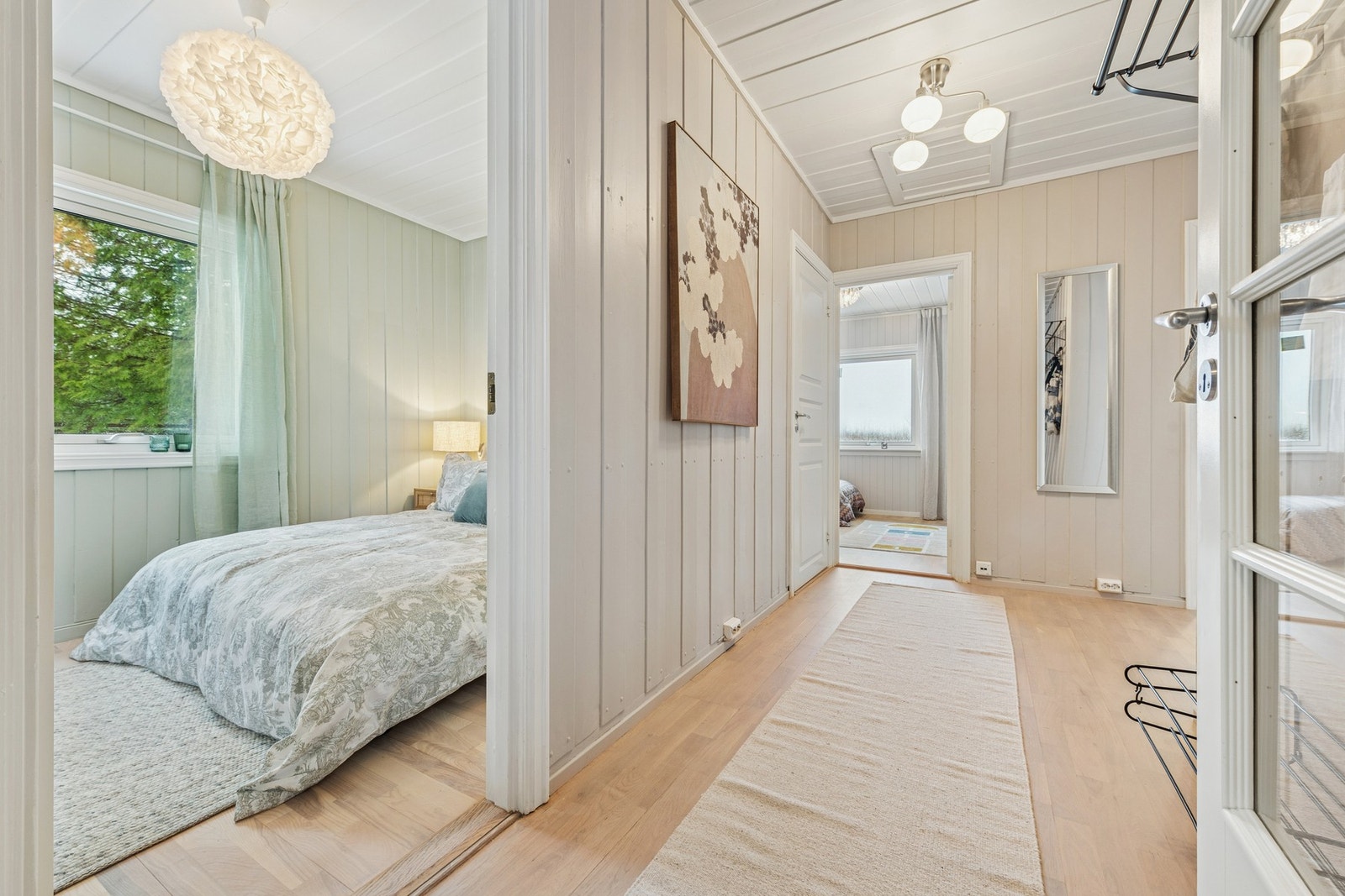 Lys gang med enkel adkomst til flere av boligens rom. Galleribilde