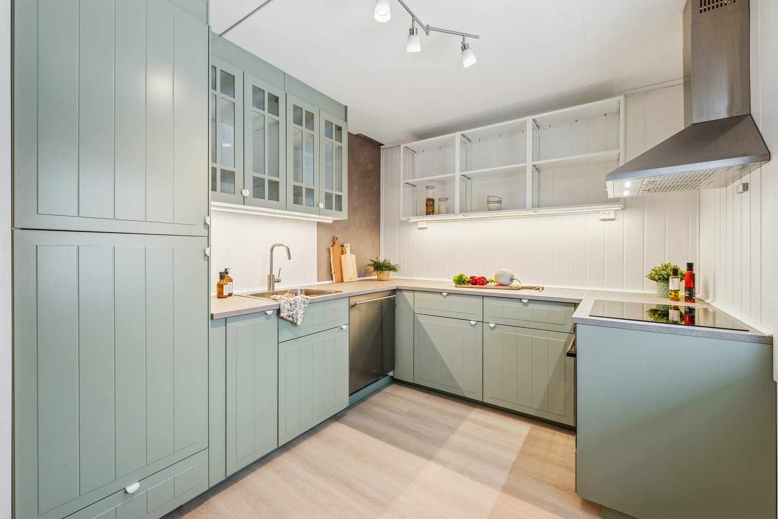 Kjøkken med integrerte hvitevarer som gir et helhetlig og ryddig uttrykk. Galleribilde