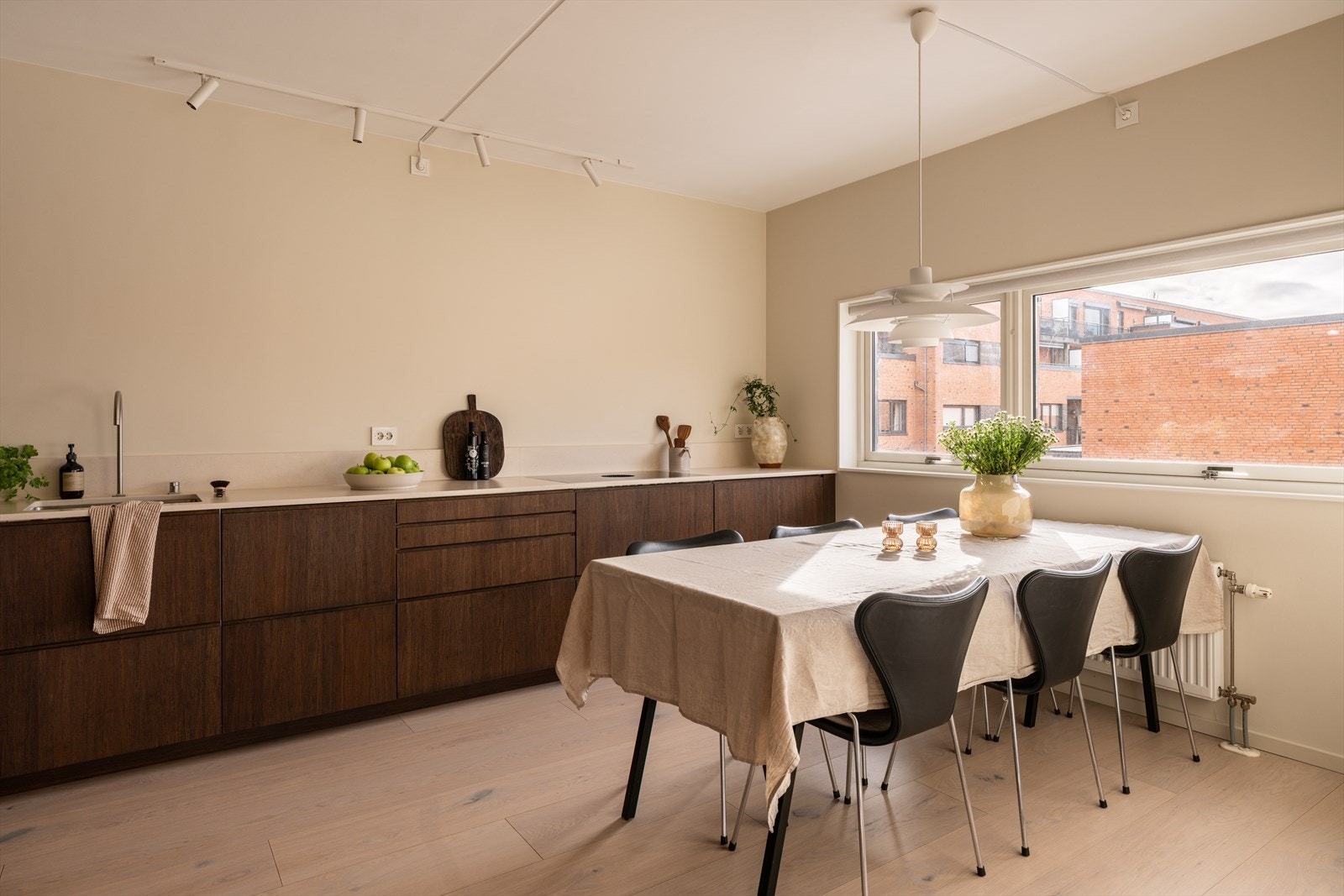 Her er det god plass til et stort spisebord - perfekt for både hverdagsmiddager og hyggelige middagsselskaper med venner. Galleribilde