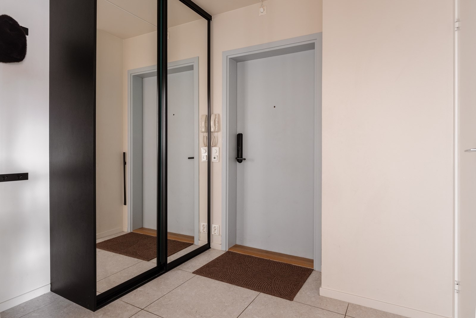 Velkommen hjem! Integrert skyvedørsgarderobe garderobe fra Kvik (2019) med fast innredning. Gulvet har 60x60 fliser med gulvvarme. Galleribilde